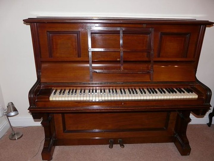 Input image for Upright piano